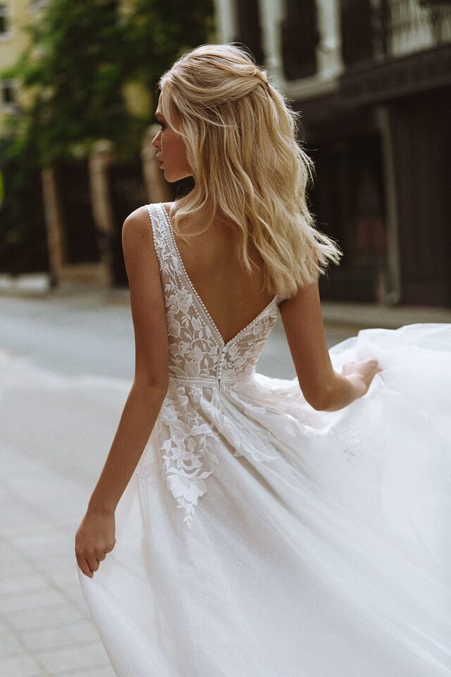 New Boho Wedding Dresses Deep V Neck Appliques Lace Pearls Butons Back A-Line Tulle Formal Gown Beach Simple Bridal Dress
